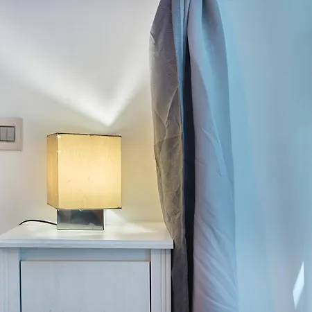 Hella Urbana 152 * Rom